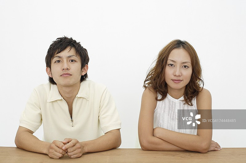 日本夫妇看着镜头坐着图片素材