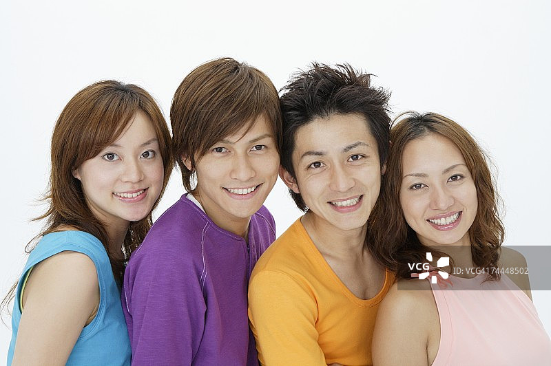 面带微笑看向镜头的日本男人和女人图片素材