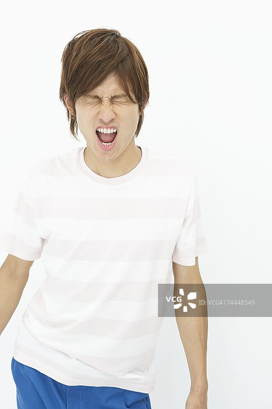 表情痛苦的日本男人图片素材
