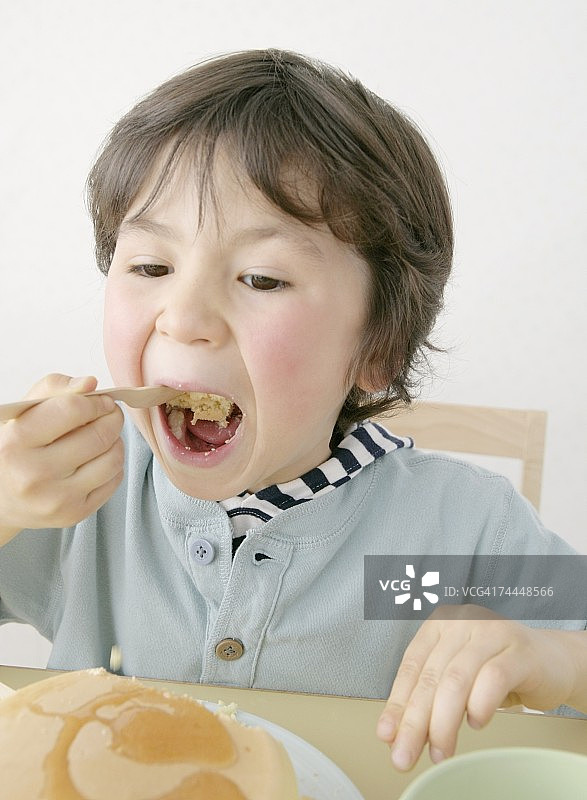 加拿大男孩吃煎饼图片素材