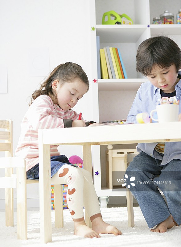 加拿大男孩和女孩制作彩色纸装饰品图片素材