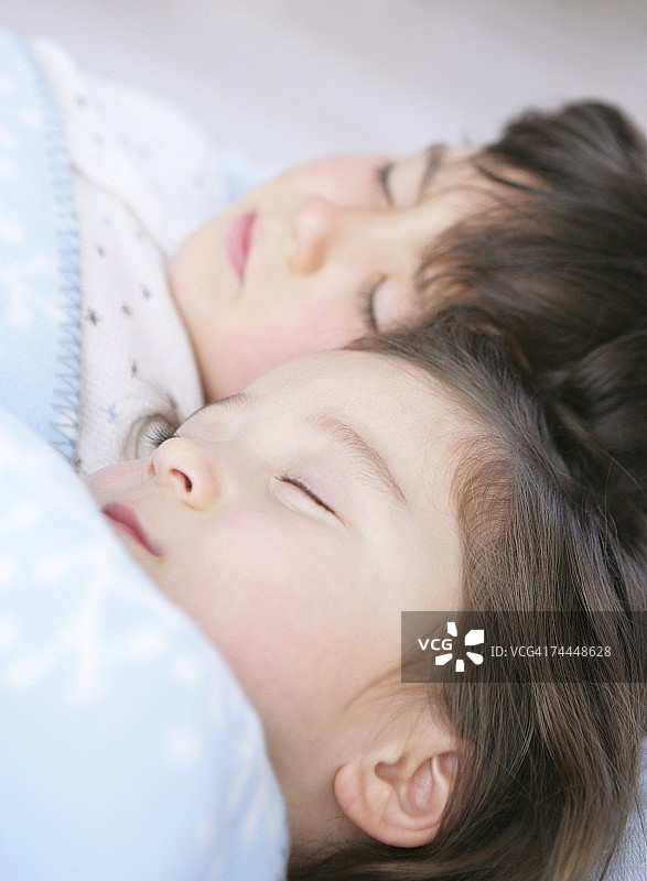 加拿大男孩和女孩在床上睡觉图片素材