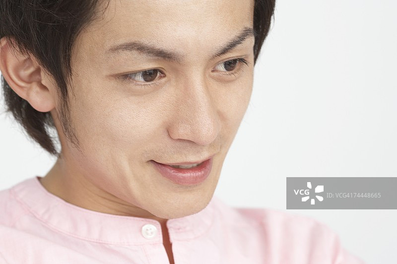 微笑的日本男人特写图片素材