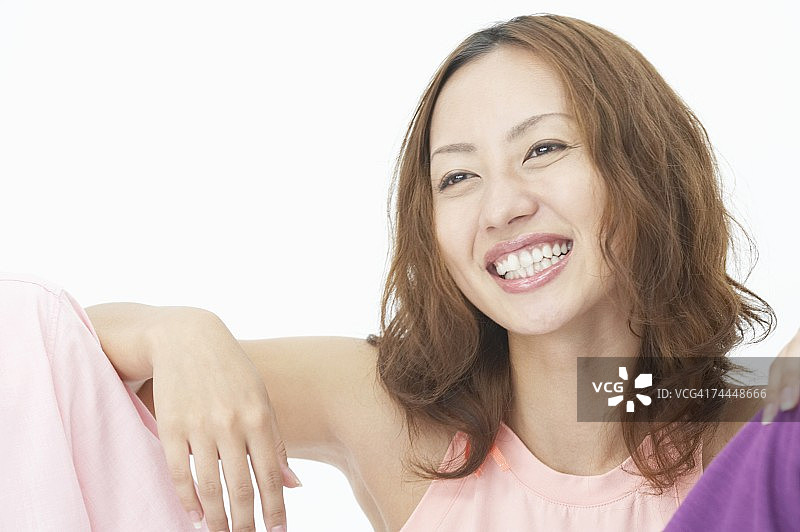 搭着男人肩膀微笑的日本女人图片素材