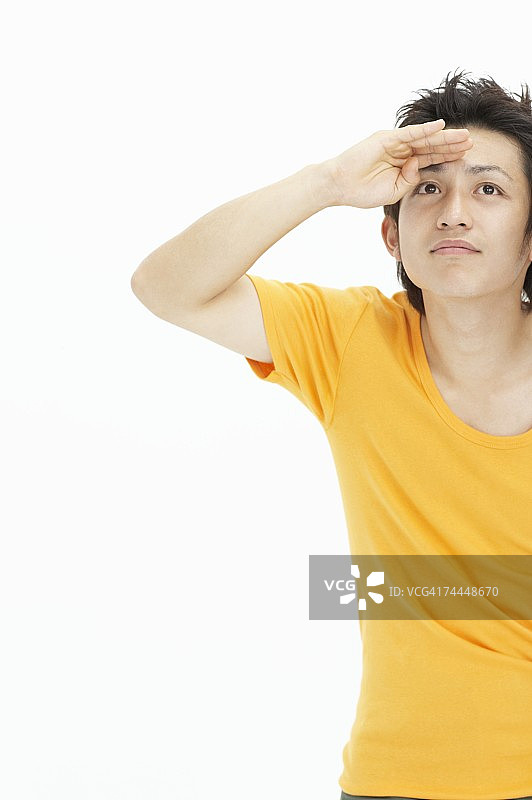 手扶额头眺望远方的日本男人图片素材