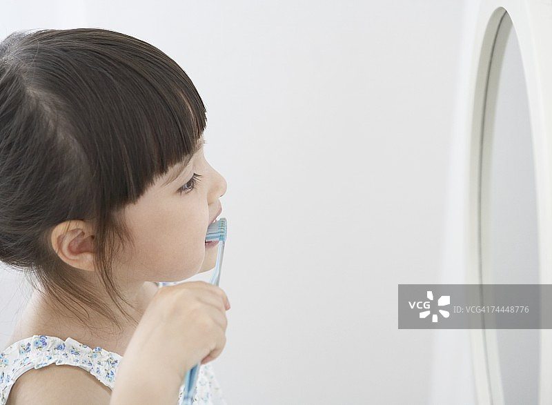 法国女孩在镜子前刷牙图片素材