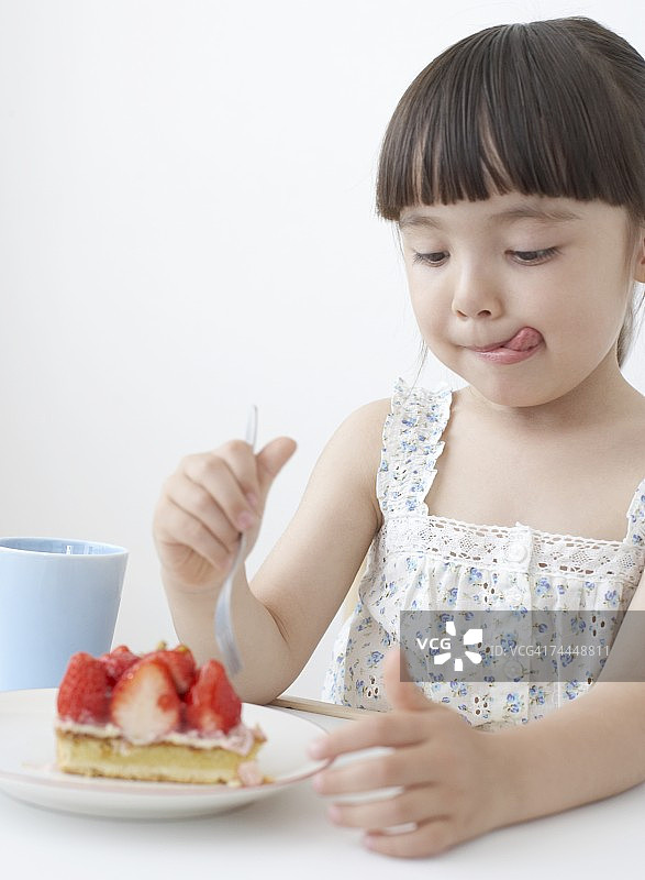 手持叉子的法国女孩与草莓图片素材