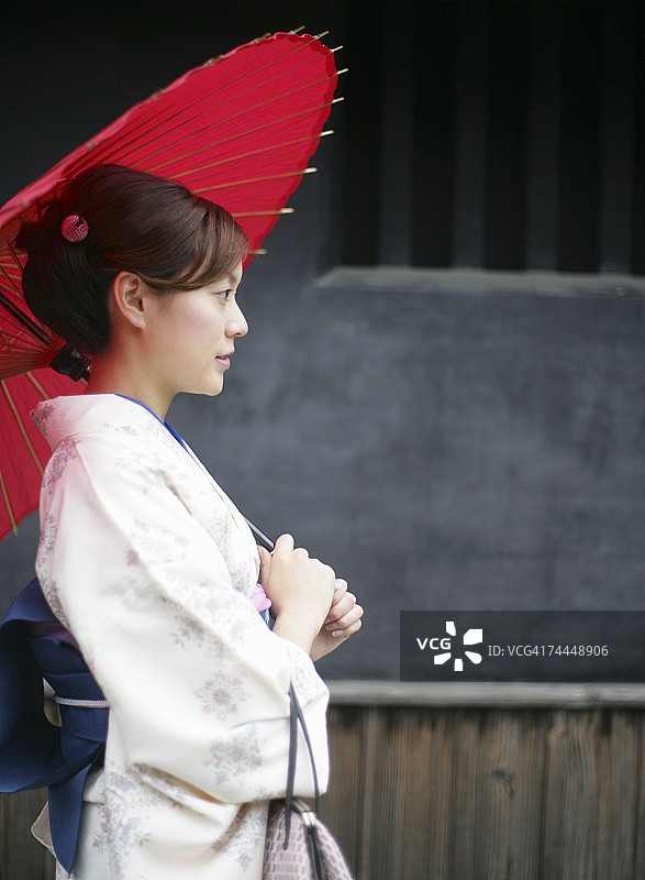 身穿和服手持日本伞的日本女人图片素材