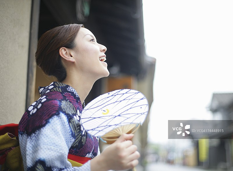 穿和服、拿扇子的日本女人图片素材