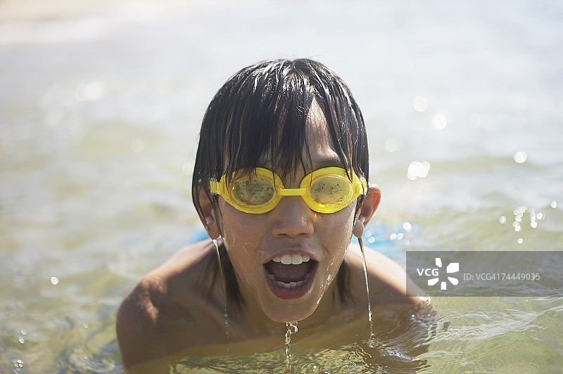 在水中穿着泳衣的日本男孩图片素材