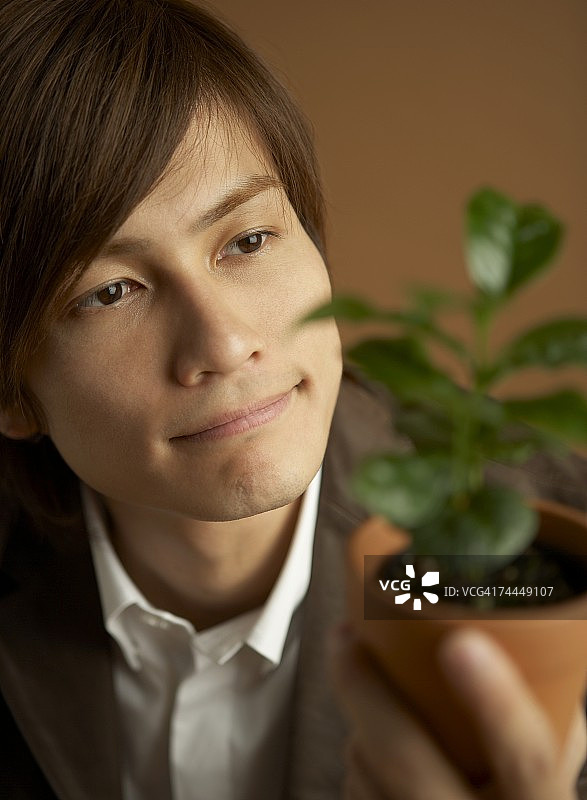 看植物的日本男人（特写）图片素材