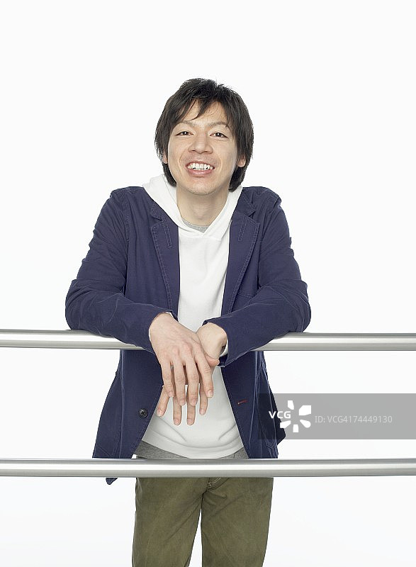 面带微笑看着镜头的日本男人图片素材