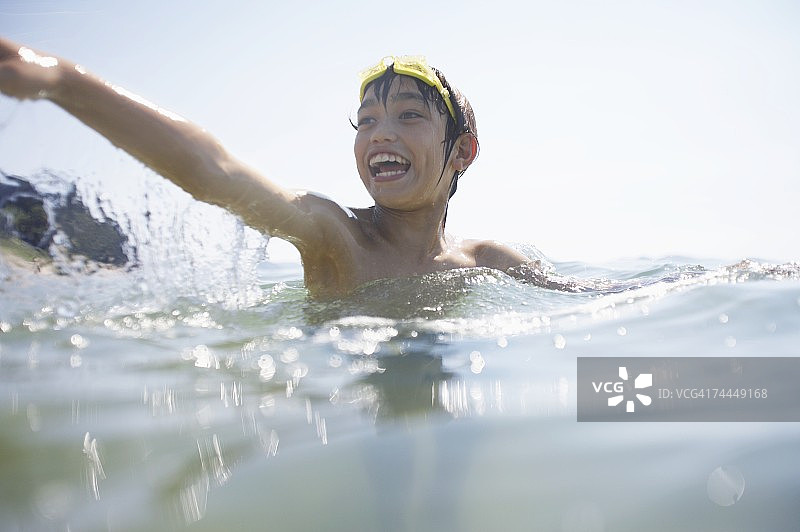 在海中游泳的日本男孩图片素材