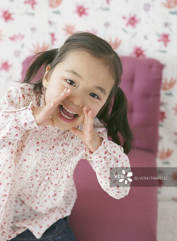 看着镜头哭泣的日本女孩，带着微笑图片素材