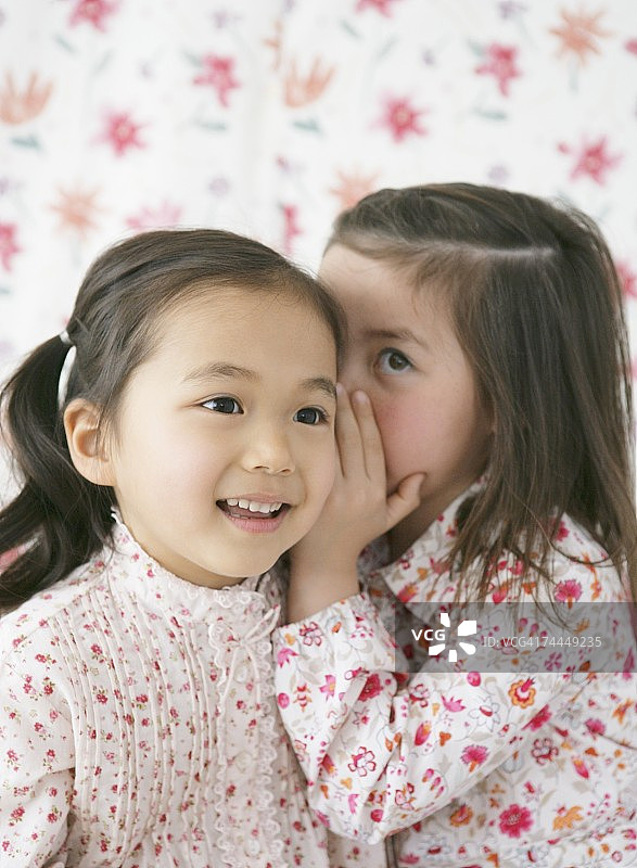美国女孩在日本女孩耳边低语图片素材