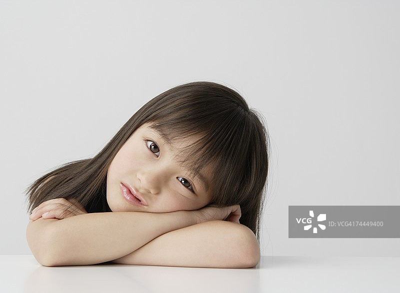 手托下巴看向镜头的日本女孩图片素材