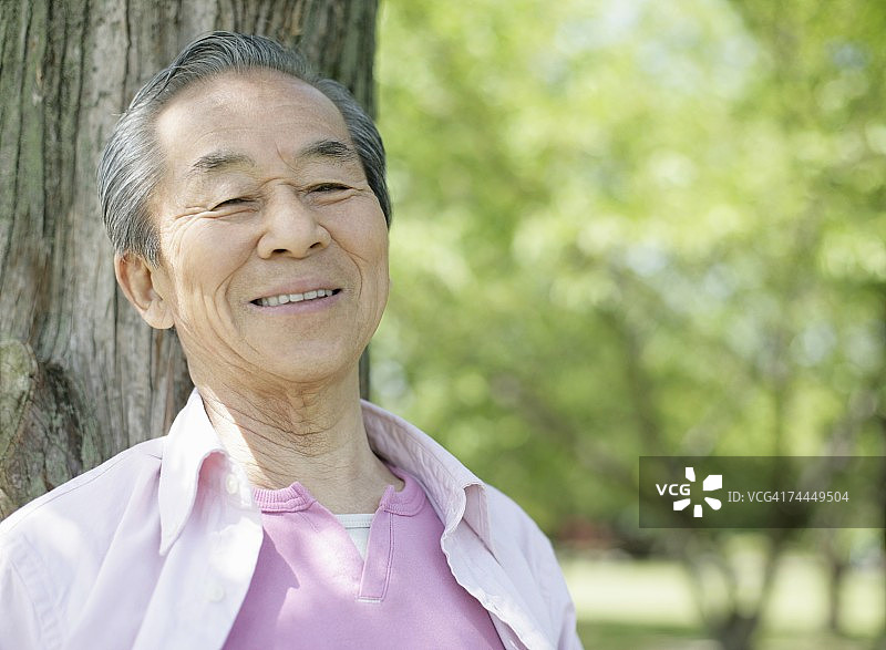 树下的日本成年男人图片素材