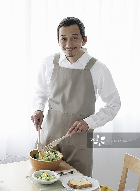 清晨准备早餐的日本成年男人图片素材