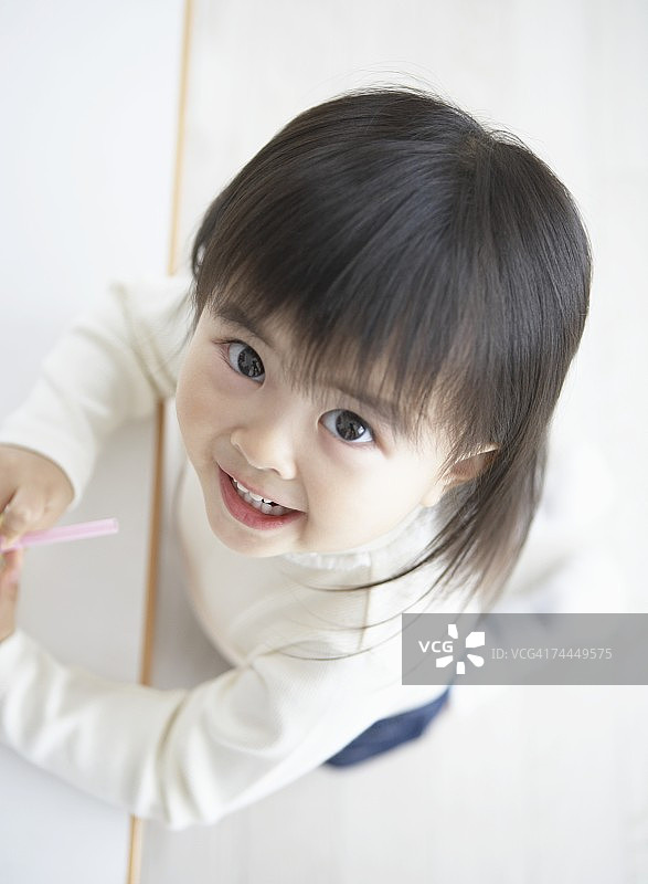 面带微笑抬头看着镜头的日本女孩图片素材