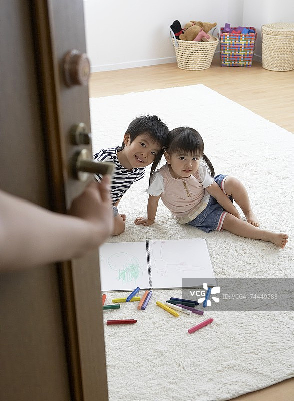 日本男孩和妹妹看妈妈图片素材