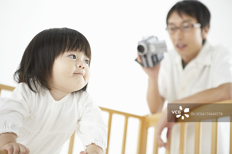 日本男人拍摄笼中的女儿图片素材