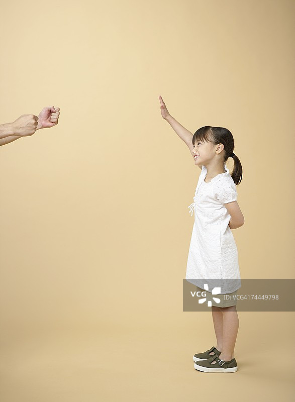 日本男人的手和日本女孩伸出的手，面带微笑图片素材
