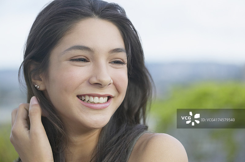 微笑的西班牙裔女孩特写图片素材