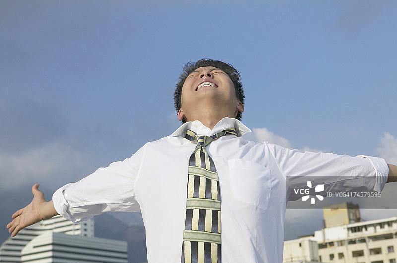 张开双臂的亚洲商人图片素材