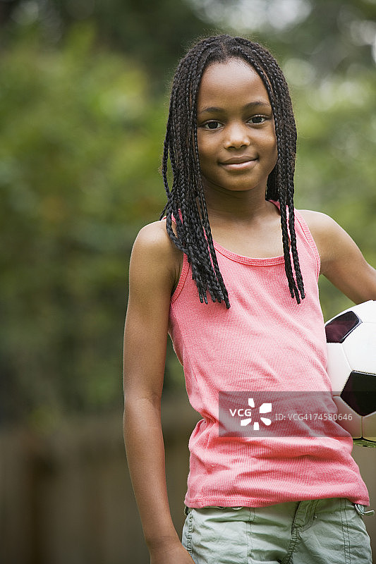 非洲女孩抱着足球图片素材