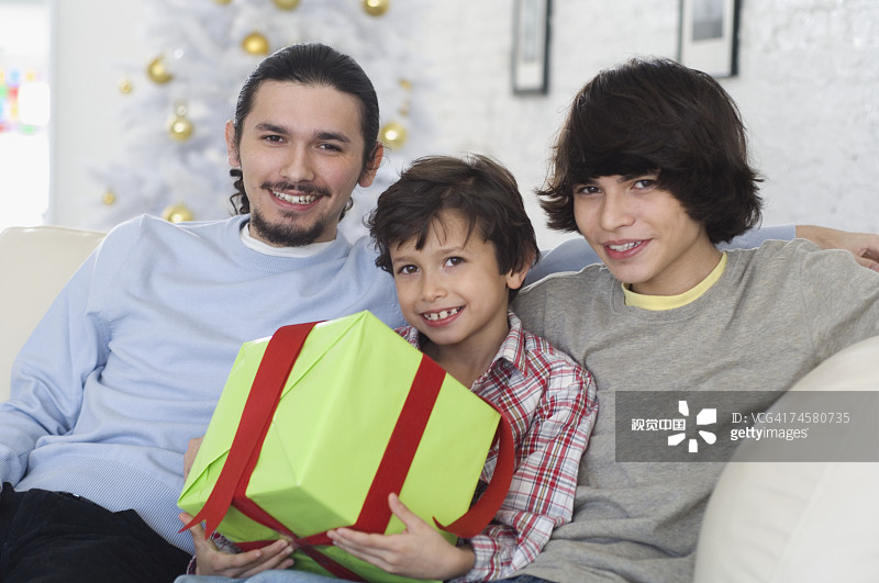 西班牙裔兄弟拿着圣诞礼物图片素材