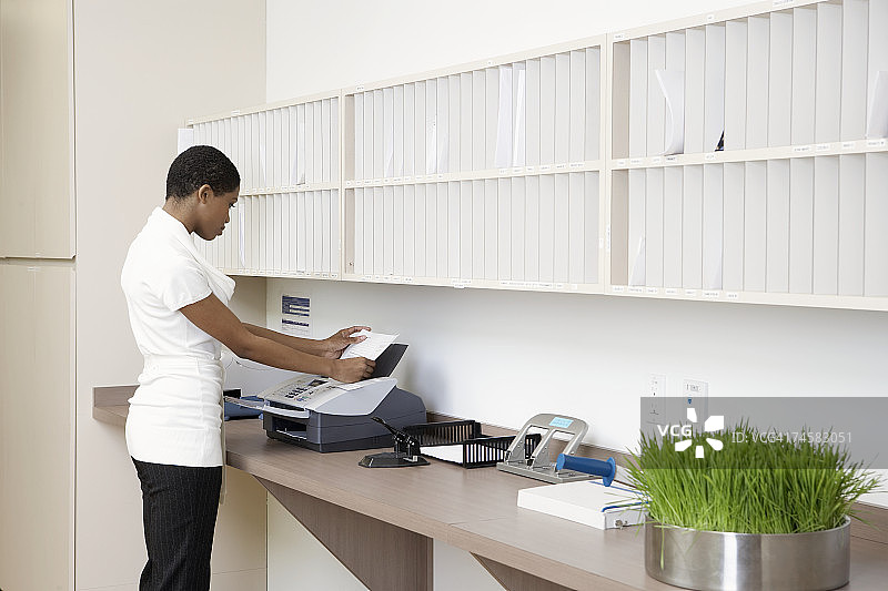 女职员收发室接收传真侧视图图片素材