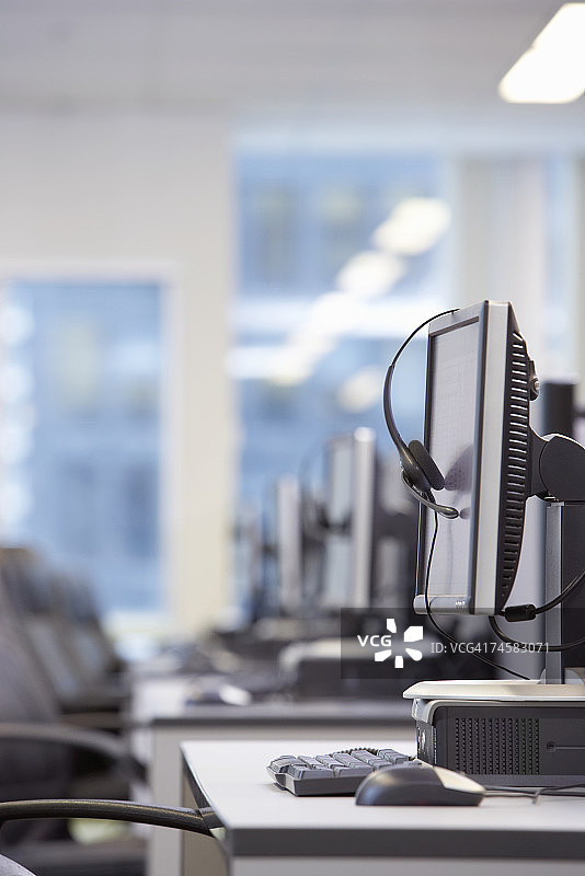 办公室中的电脑工作站侧视图图片素材