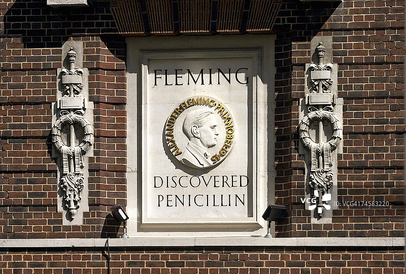 英国伦敦圣玛丽医院亚历山大·弗莱明爵士纪念墙图片素材