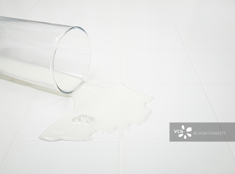 白色背景上的溢出牛奶，特写镜头图片素材