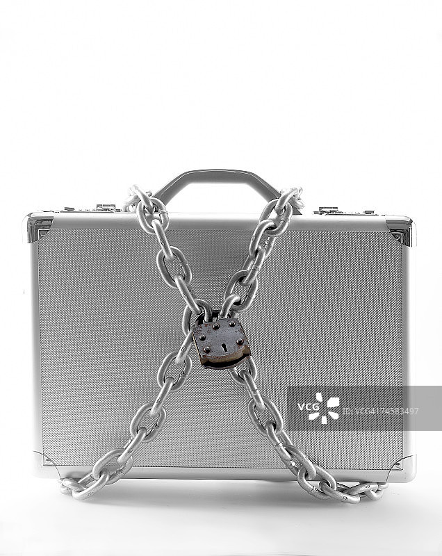 用挂锁和链条包裹的公文包图片素材