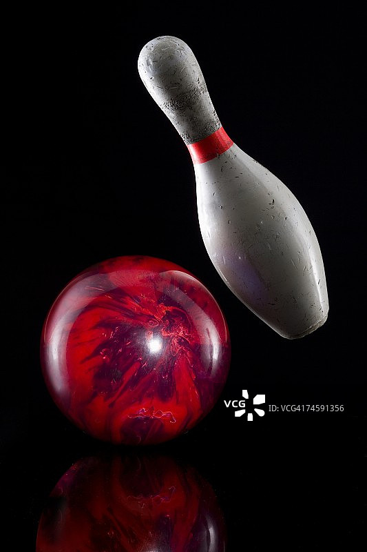 击打球瓶的保龄球图片素材