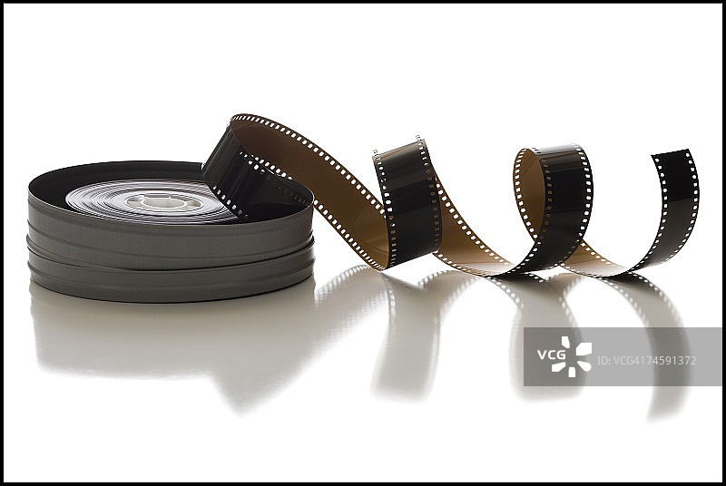 盘绕的胶片和片盒图片素材