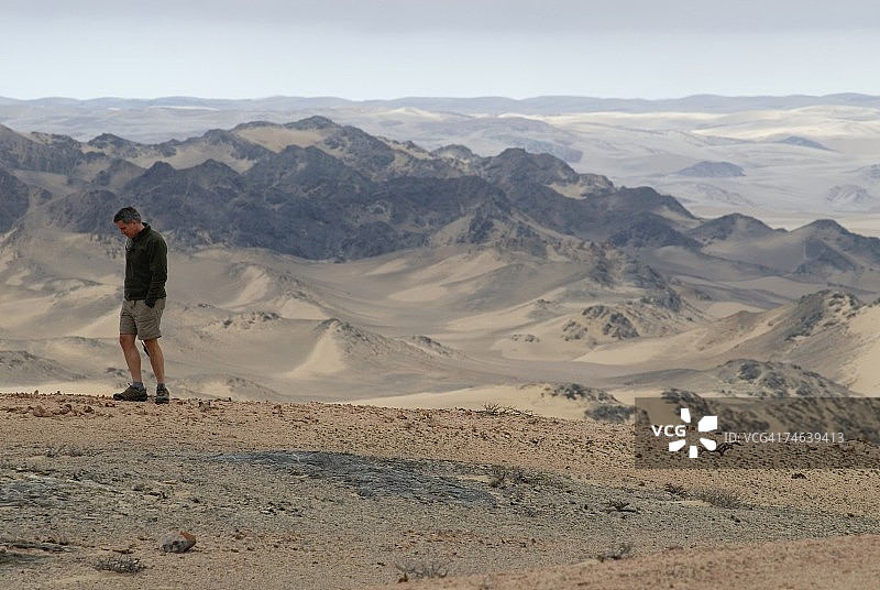 沙漠旅行中的孤独男游客图片素材