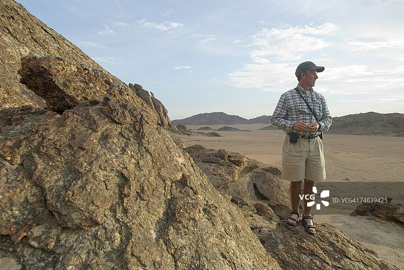 参加沙漠徒步旅行的男人游客图片素材