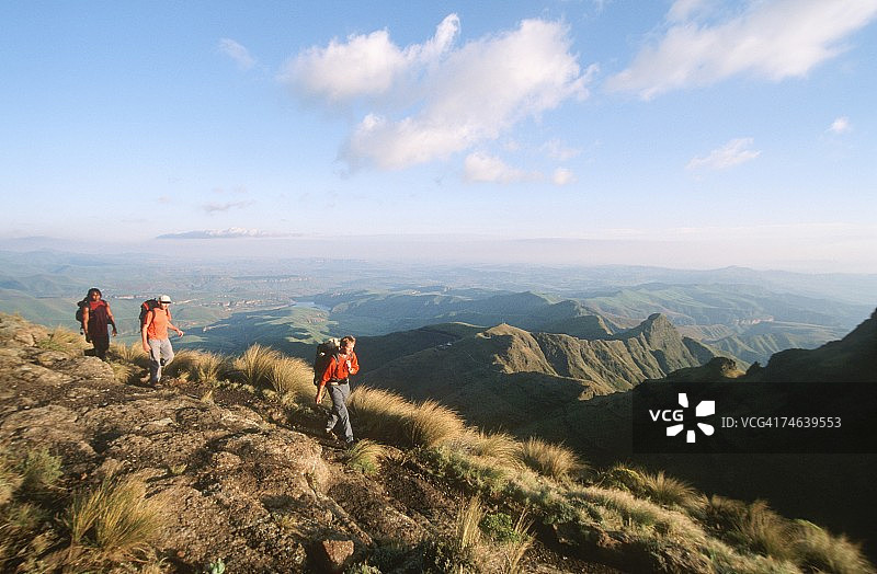 三个男人在哨兵峰下徒步旅行图片素材