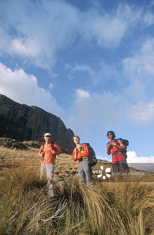 三个男人在哨兵峰下徒步旅行图片素材
