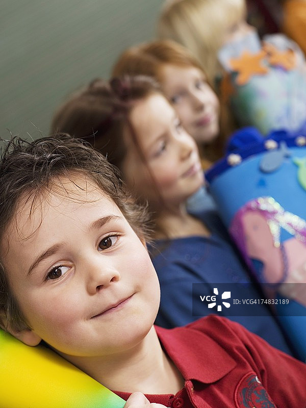 儿童（4-7岁）拿着开学礼物甜筒的特写倾斜视角图片素材