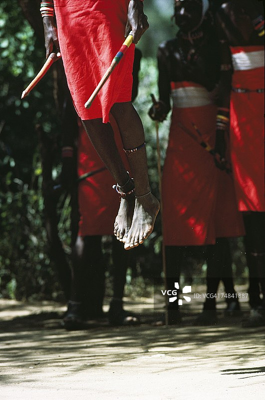 在肯尼亚穿着部落服装跳舞的桑布鲁部落图片素材