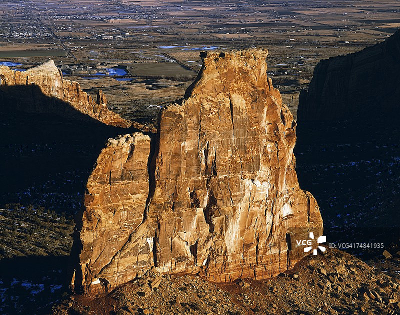 美国科罗拉多州独立纪念碑：纪念碑和城镇的暮光图片素材