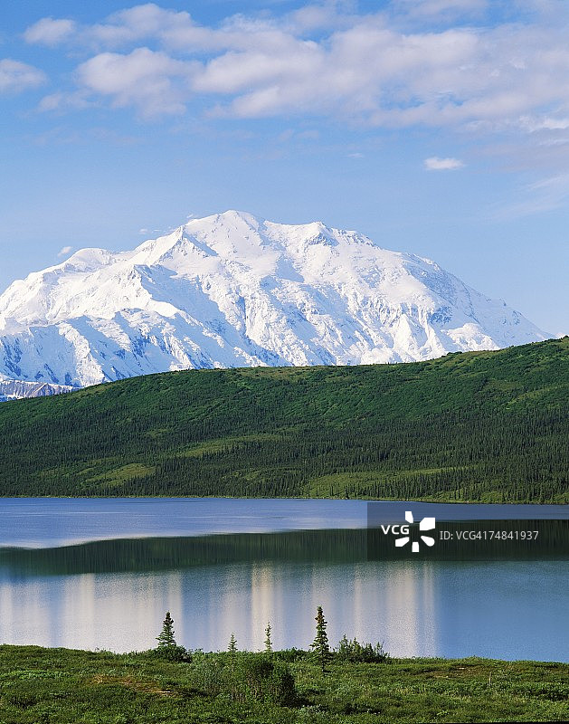 美国，阿拉斯加，德纳里山，奇迹湖，山和湖的全景图片素材