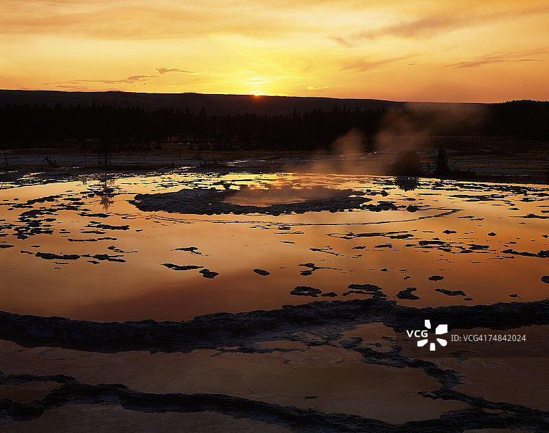 美国怀俄明州黄石国家公园大喷泉间歇泉日落时分的热水池图片素材