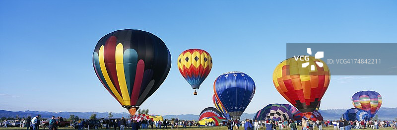 爱达荷州，准备升空的热气球草地图片素材
