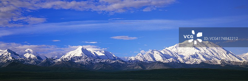 山峦在春日的照耀下。阿拉斯加州德纳里国家公园，阿拉斯加山脉，德纳里山和布鲁克斯山。图片素材