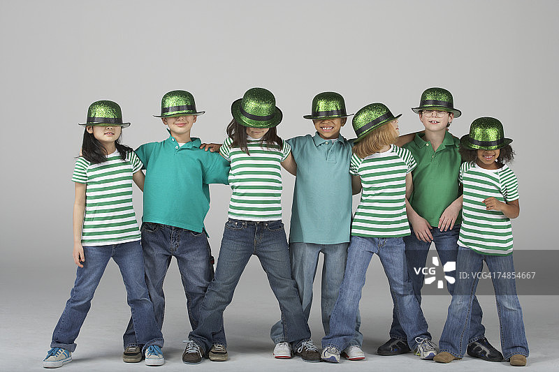 身着圣帕特里克节服装的各民族儿童图片素材