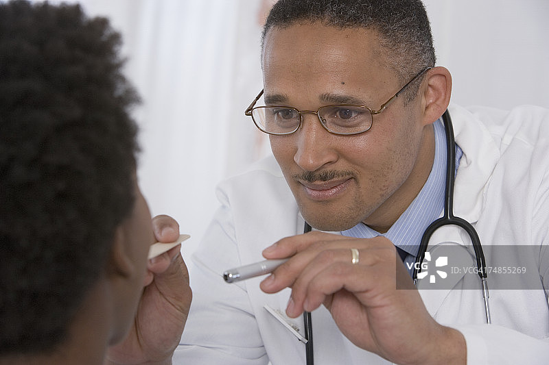 非洲医生检查病人图片素材